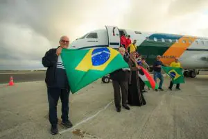 Brasileiros resgatados desembarcam no Brasil