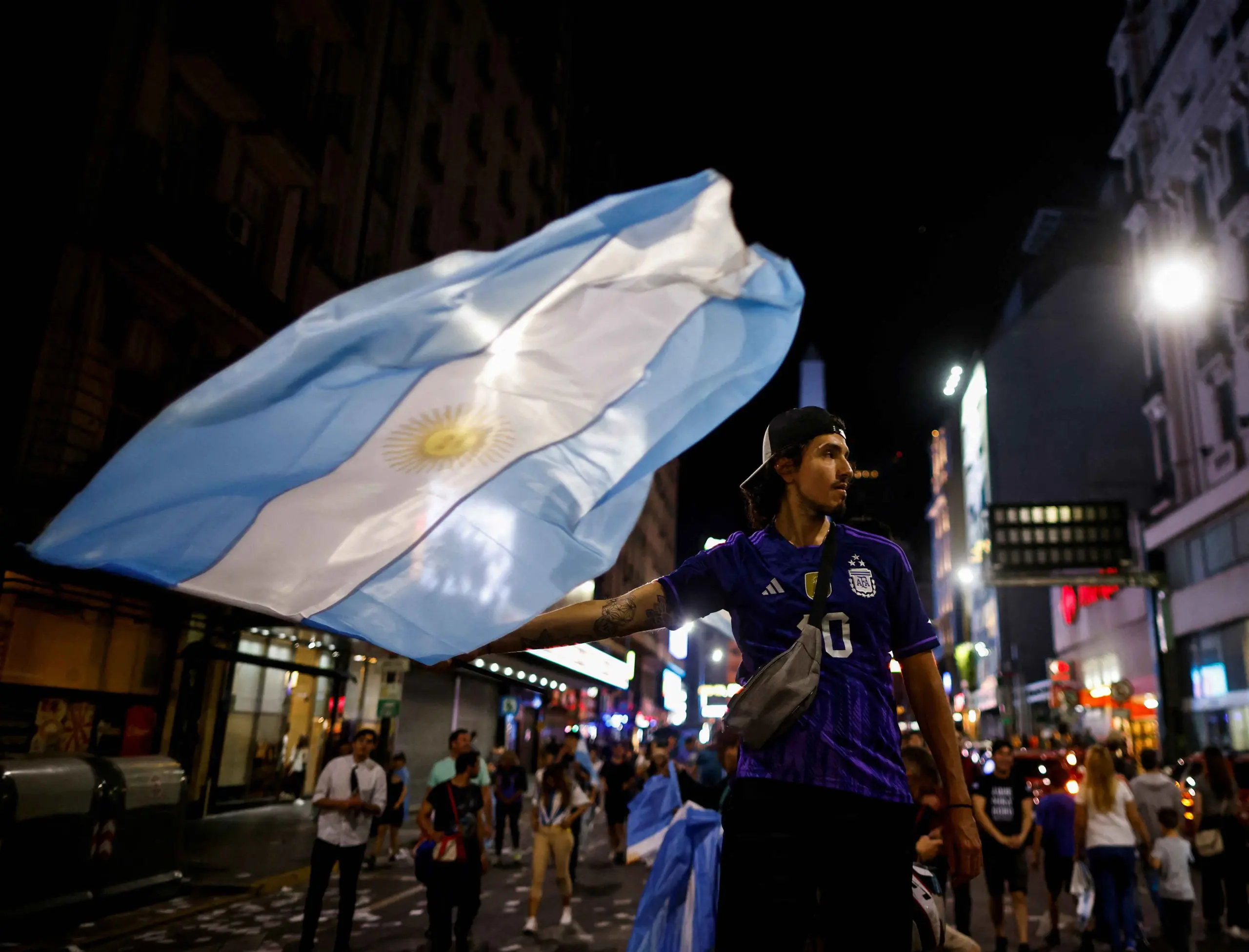 Argentino comemora a vitória de Javier Milei no segundo turno das eleições presidenciais, em Buenos Aires, Argentina, 19 de novembro de 2023 | Foto: Reuters/Adriano Machado