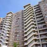 Bancos leilões imóveis | A maioria dos imóveis residenciais está ocupada e é necessário que a pessoa que ganhar o leilão cuide do processo da desocupação | Foto: Reprodução/Wikimedia Commons