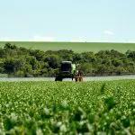 Máquina para aplicação de defensivo agrícola em plantação