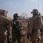 Militares de Israel durante confronto na Faixa de Gaza. Eles pisam sobre barros