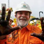 O presidente Luiz Inácio Lula da Silva visitando uma planta da Petrobras