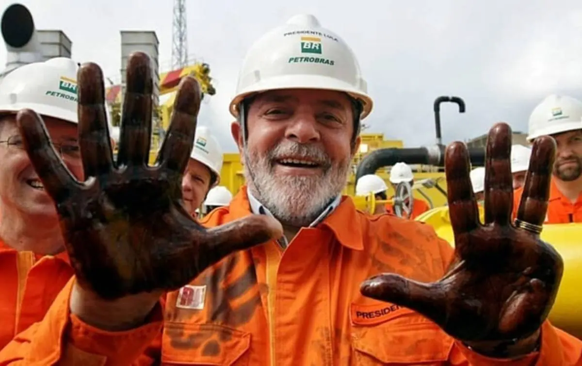 O presidente Luiz Inácio Lula da Silva visitando uma planta da Petrobras