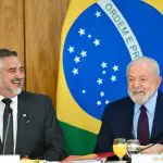 À esquerda, o ministro da Secom, Paulo Pimenta, junto a Lula | Foto: Reprodução/Internet