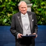 Prêmio Nobel Mudanças Climáticas | Depois de mais de 50 anos dedicados à ciência, que lhe renderam o Prêmio Nobel de Física de 2022, Clauser desagradou o autonomeado consenso científico | Foto: Nanaka Adachi/Nobel Prize