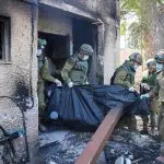 militares israelenses levam corpos das vítimas