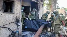 militares israelenses levam corpos das vítimas
