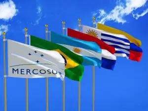 Bandeiras de países da América do Sul e do Mercosul, bloco que engloba países da região