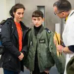 Eitan Yahalomi, de 12 anos, com a mãe, após ser libertado pelo Hamas