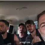 fazendeiro salva jovens Hamas | Alguns dos jovens resgatados por Oz Davidian, à direita | Foto: Reprodução/Canal 13