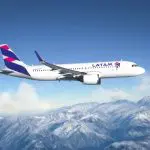 Foto mostra avião da Latam voando no céu; empresa é investigada por possível combinação de preços