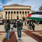 Antissemitismo | Manifestante agita uma bandeira da Palestina durante protesto em apoio aos palestinos, na Universidade Columbia, em Nova York – 15/11/2023 | Foto: Eduardo Muñoz/Reuters