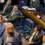 flavio bolsonaro sergio moro dino | Os senadores Flávio Bolsonaro (PL-RJ) e Sergio Moro (União-PR) no plenário do Senado, logo depois do resultado que aprovou o nome de Flávio Dino para o Supremo | Foto: Reprodução/Instagram/Folha de S.Paulo