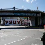 Guiana | Um oficial, a postos, no dia de um plebiscito sobre os direitos da Venezuela à região de Essequibo, que há muito é alvo de uma disputa fronteiriça entre Venezuela e Guiana, em 3 de dezembro de 2023 | Foto: Leonardo Fernández Viloria/Reuters