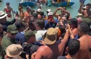 Bolsonaro | O frisson do povo diante de Bolsonaro repetiu-se nesta quarta-feira, 27, na praia de São Miguel dos Milagres | Foto: Reprodução/Vídeo/Rede social