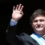 Milei | Milei acena para apoiadores, na Casa Rosada, depois de sua cerimônia de posse, em Buenos Aires - 10/12/2023 | Foto: Agustin Macarian/Reuters