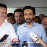 O secretário de Governo da gestão Tarcísio de Feitas (Republicanos), Gilberto Kassab, participa da assinatura da ordem de serviço de pavimentação e urbanização no Morumbizinho por parte do prefeito de São Paulo, Ricardo Nunes (MDB), na região de São Mateus, na zona leste da capital paulista - 23/12/2023 | Foto: Felipe Rau/Estadão Conteúdo