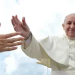 Papa libera pessoas trans para serem batizados e apadrinhar casamentos