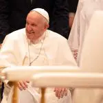 Papa Francisco saúde melhor | O papa Francisco chegou à sala de audiências caminhando com a ajuda de uma bengala | Foto: Mazur/Igreja Católica