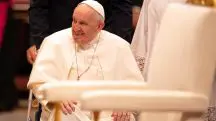 Papa Francisco saúde melhor | O papa Francisco chegou à sala de audiências caminhando com a ajuda de uma bengala | Foto: Mazur/Igreja Católica