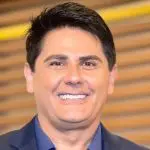 Foto do apresentador Cesar Filho no estúdio do Hoje em Dia