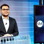Foto do apresentador Fernando Jordão no estúdio do SBT News na TV