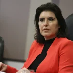 A ministra Simone Tebet, com terno vermelho e camisa preta, durante audiência no Senado