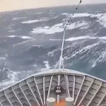 onda engole navio mar