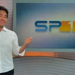 Foto do jornalista Rafael Ihara no estúdio do SP1, da TV Globo