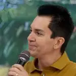 Foto do cantor Regis Danese
