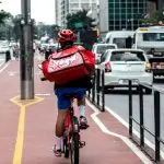 Entregador da iFood em São Paulo | Foto: Alf Ribeiro/Shutterstock