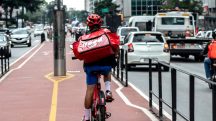 Entregador da iFood em São Paulo | Foto: Alf Ribeiro/Shutterstock