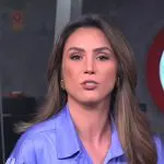 Foto da apresentadora Tainá Farfan no estúdio da CNN Brasil