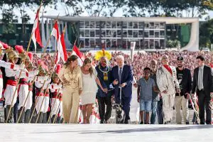 movimentos lula | Lula durante posse na subida ao Palácio do Planalto junto a um homem negro, um trabalhador, uma mulher, uma pessoa com deficiência, um indígena e uma criança | Foto: Ricardo Stuckert/Agência Brasil