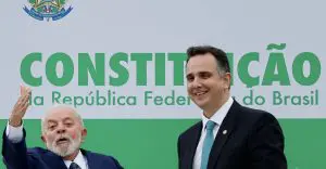 O presidente, Luiz Inácio Lula da Silva, e o presidente do Senado, Rodrigo Pacheco, posam para uma foto ao lado de uma faixa representando a constituição brasileira montada em frente ao Congresso Nacional, durante o evento que marca um ano do 8 de janeiro, em Brasília | Foto: Reuters/Adriano Machado
