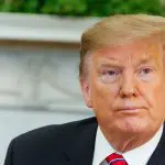 O ex-presidente dos Estados Unidos Donald Trump, com semblante de alguém preocupado, triste