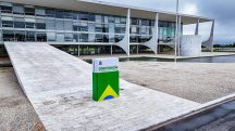 Réplicas da Constituição em frente às sedes dos Três Poderes, simbolizando o papel da carta Magna na defesa da Democracia | Foto: Rubens Gallerani Filho/Audiovisual/PR