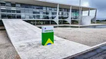 Réplicas da Constituição em frente às sedes dos Três Poderes, simbolizando o papel da carta Magna na defesa da Democracia | Foto: Rubens Gallerani Filho/Audiovisual/PR