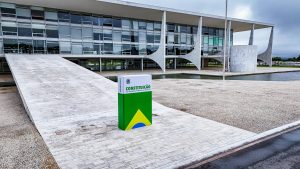 Réplicas da Constituição em frente às sedes dos Três Poderes, simbolizando o papel da carta Magna na defesa da Democracia | Foto: Rubens Gallerani Filho/Audiovisual/PR
