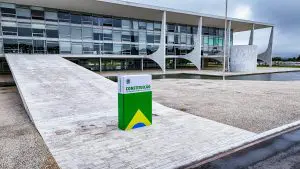 Réplicas da Constituição em frente às sedes dos Três Poderes, simbolizando o papel da carta Magna na defesa da Democracia | Foto: Rubens Gallerani Filho/Audiovisual/PR