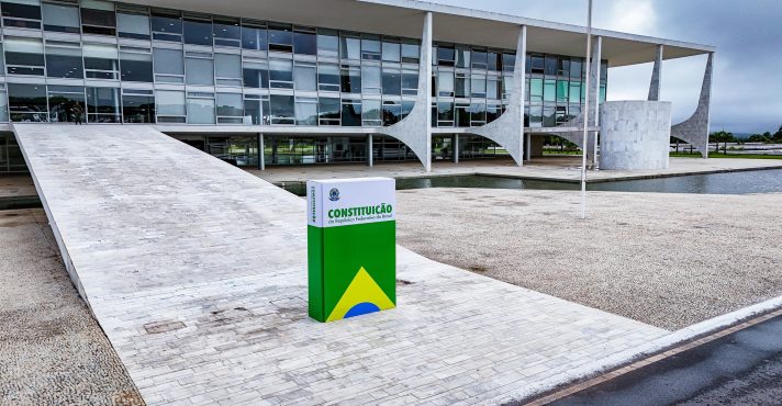 Réplicas da Constituição em frente às sedes dos Três Poderes, simbolizando o papel da carta Magna na defesa da Democracia | Foto: Rubens Gallerani Filho/Audiovisual/PR