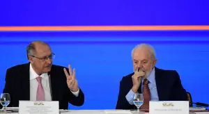 Governo anuncia nova política industrial com R$ 300 bilhões de subsídios públicos para empresas DF - NOVA INDÚSTRIA BRASIL/LANÇAMENTO/LULA/ALCKMIN - POLÍTICA - O presidente da República, Luiz Inácio Lula da Silva (PT), ao lado do vice Geraldo Alckmin (PSB), durante a reunião com os membros do Conselho Nacional de Desenvolvimento Industrial (CNDI), em Brasília (DF), nesta segunda-feira, 22 de janeiro de 2024. O governo lança a nova política industrial do País, chamada "Nova Indústria Brasil". De acordo com o governo, a nova política industrial, que irá nortear esforços para o desenvolvimento nacional até 2033, terá R$ 300 bilhões disponíveis para financiamentos até 2026. 22/01/2024 - Foto: ANDRE VIOLATTI/ATO PRESS/ESTADÃO CONTEÚDO