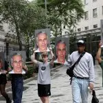 Epstein | Manifestantes seguram cartazes, em protesto contra Jeffrey Epstein , enquanto o empresário aguardava acusação no Distrito Sul de Nova York, sob a acusação de tráfico sexual de menores - 8/7/2019 | Shannon Stapleton/Reuters
