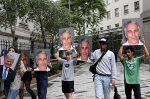 Epstein | Manifestantes seguram cartazes, em protesto contra Jeffrey Epstein , enquanto o empresário aguardava acusação no Distrito Sul de Nova York, sob a acusação de tráfico sexual de menores - 8/7/2019 | Shannon Stapleton/Reuters