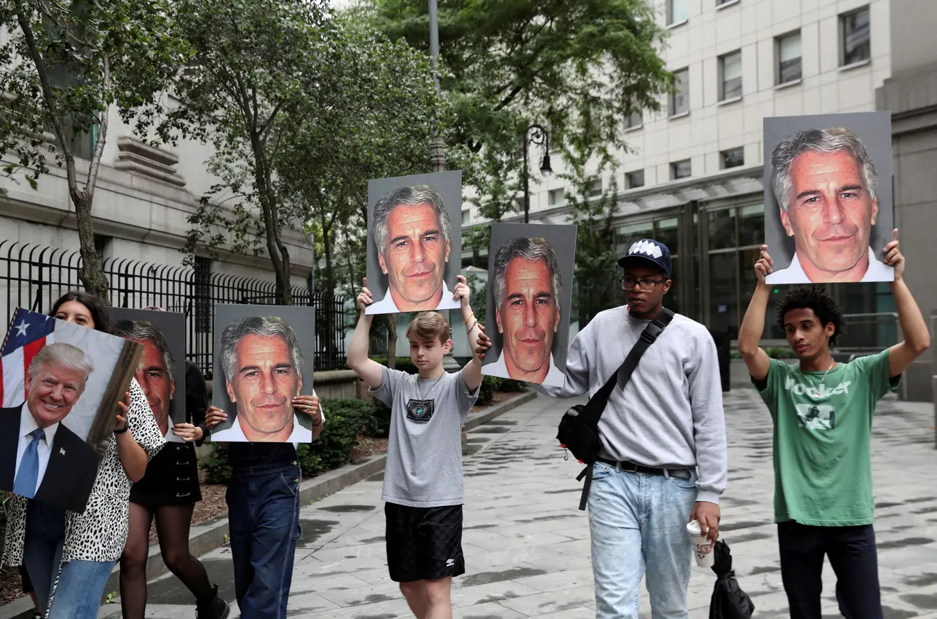 Epstein | Manifestantes seguram cartazes, em protesto contra Jeffrey Epstein , enquanto o empresário aguardava acusação no Distrito Sul de Nova York, sob a acusação de tráfico sexual de menores - 8/7/2019 | Shannon Stapleton/Reuters