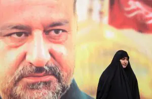 Estado Islâmico | Zeinab, filha de Qasem Soleimani, comparece à cerimônia fúnebre do conselheiro sênior da Guarda Revolucionária do Irã, Sayyed Razi Mousavi, que foi morto em um ataque aéreo israelense perto da capital síria, Damasco - 28/18/2023 | Majid Asgaripour/Wana/Reuters