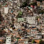 Segundo o IBGE, a alteração ocorreu em virtude da demanda de moradores das favelas, por causa da ‘reivindicação histórica por reconhecimento e identidade de movimentos populares’ | Foto: Reprodução/Freepik