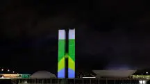 Guzzo | A bandeira do Brasil, projetada no prédio do Congresso Nacional, em 8 de janeiro de 2024 | Foto: Ueslei Marcelino/Reuters