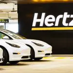 Hertz | Para ter ideia, o custo de manutenção dos EVs tem sido o dobro do visto nos carros a combustão | Foto: Divulgação/Hertz