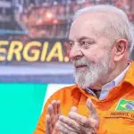 O presidente Luiz Inácio Lula da Silva em Pernambuco visitando uma planta da Petrobras